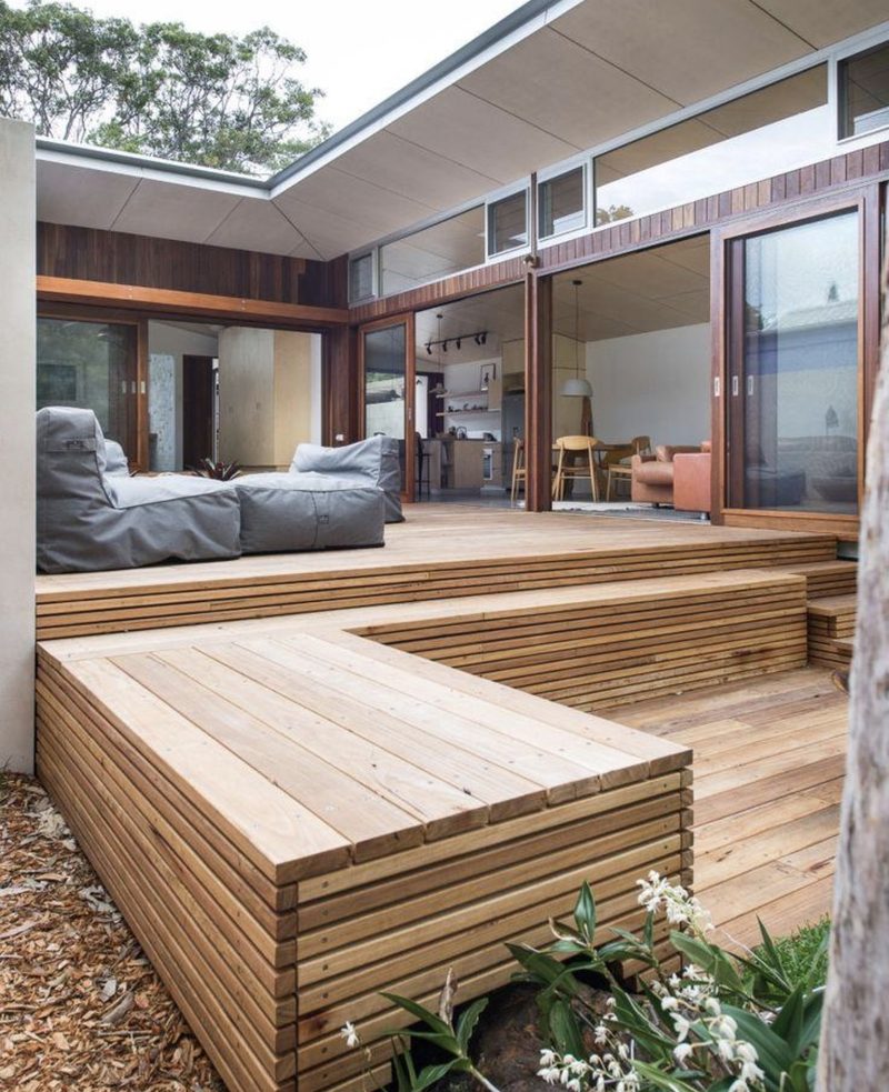 Tiered deck with wraparound bench step