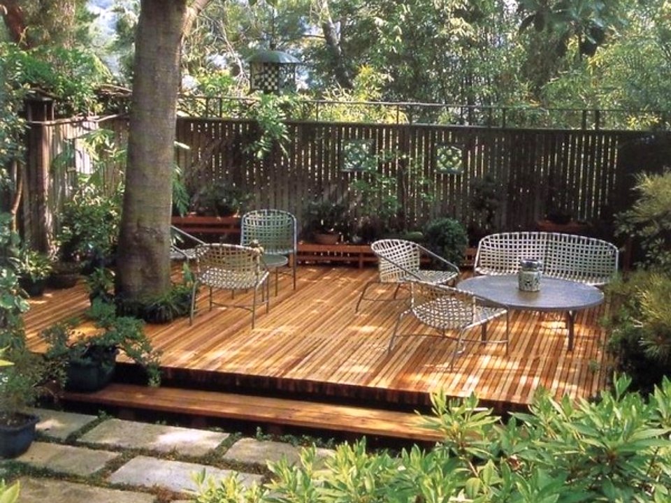 Finished hardwood deck with timber privacy screen in a leafy Hobart garden, built by FairFix